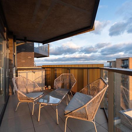 Sunset Retreat: Steps From Heathrow/Twickenham Appartement Hounslow Buitenkant foto