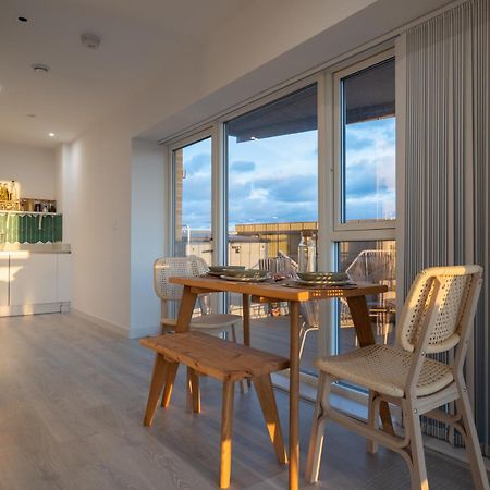 Sunset Retreat: Steps From Heathrow/Twickenham Appartement Hounslow Buitenkant foto