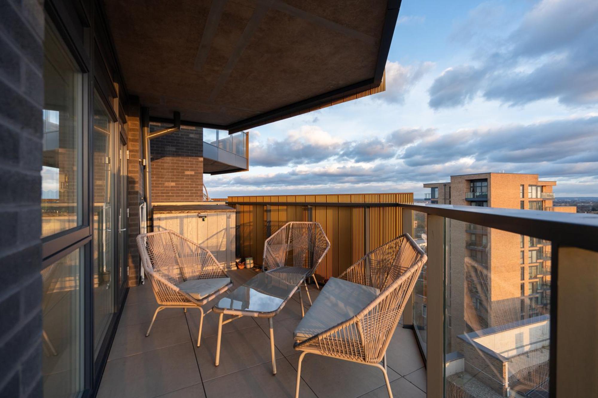 Sunset Retreat: Steps From Heathrow/Twickenham Appartement Hounslow Buitenkant foto