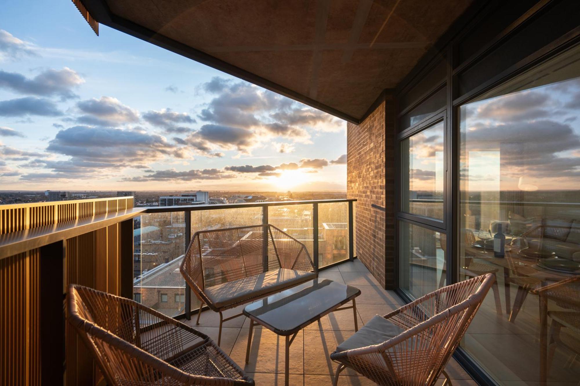 Sunset Retreat: Steps From Heathrow/Twickenham Appartement Hounslow Buitenkant foto