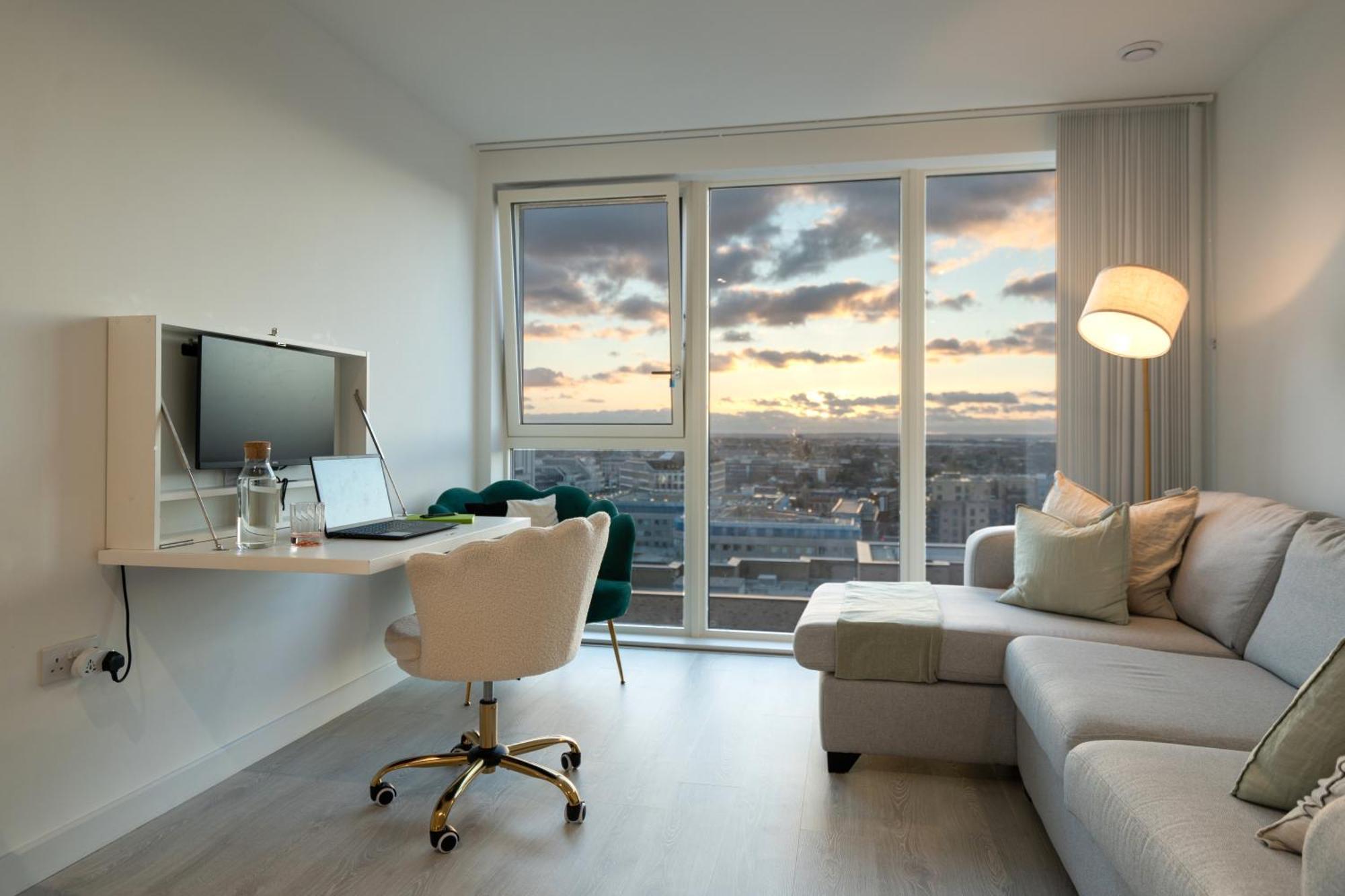 Sunset Retreat: Steps From Heathrow/Twickenham Appartement Hounslow Buitenkant foto