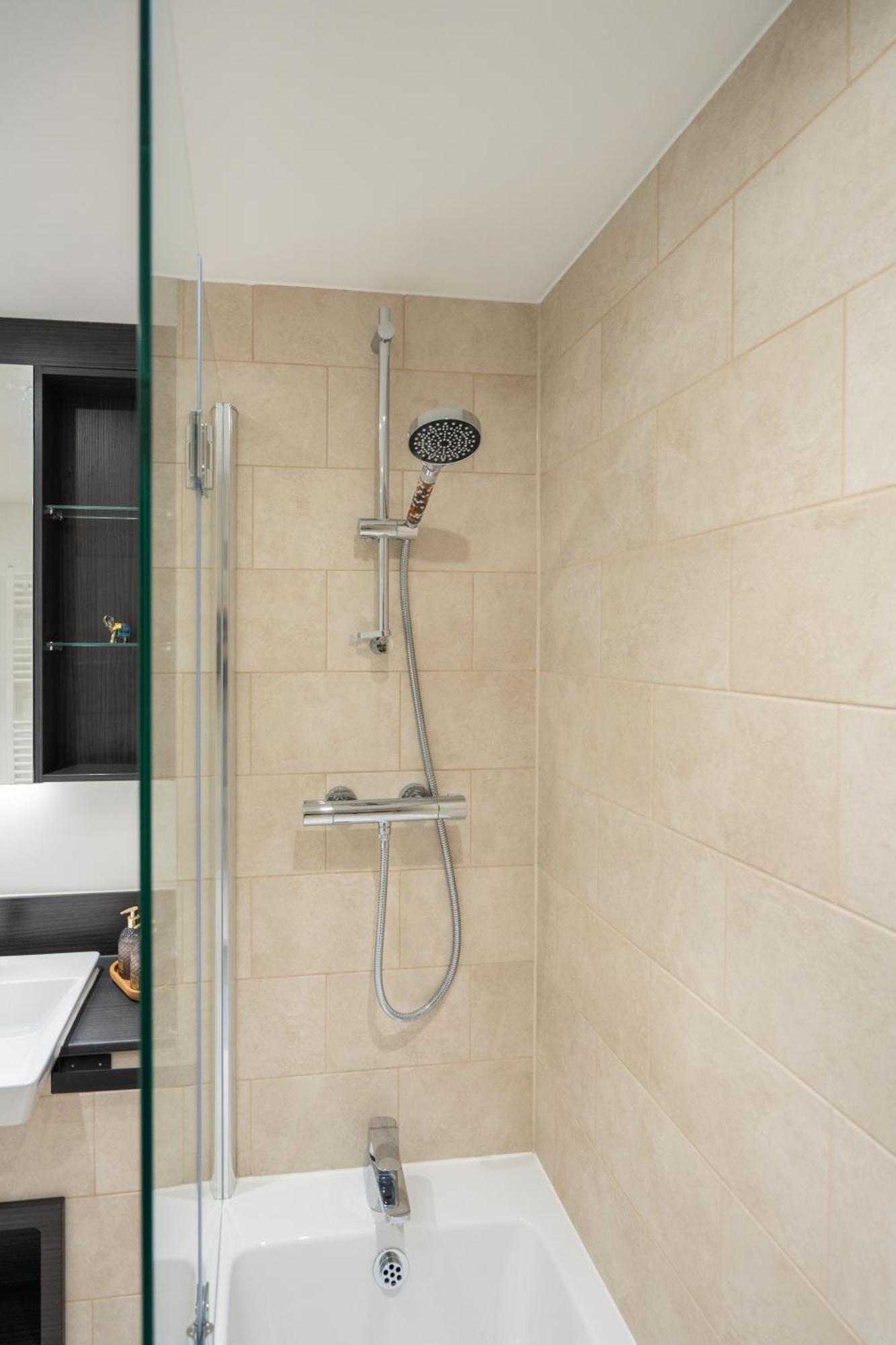 Sunset Retreat: Steps From Heathrow/Twickenham Appartement Hounslow Buitenkant foto