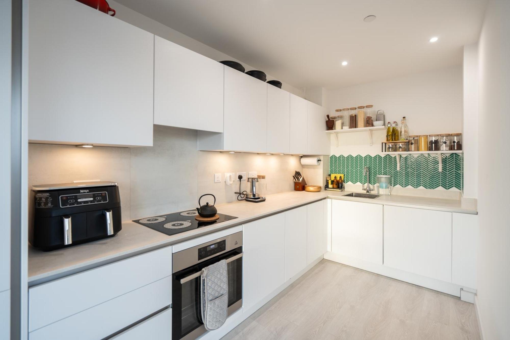 Sunset Retreat: Steps From Heathrow/Twickenham Appartement Hounslow Buitenkant foto