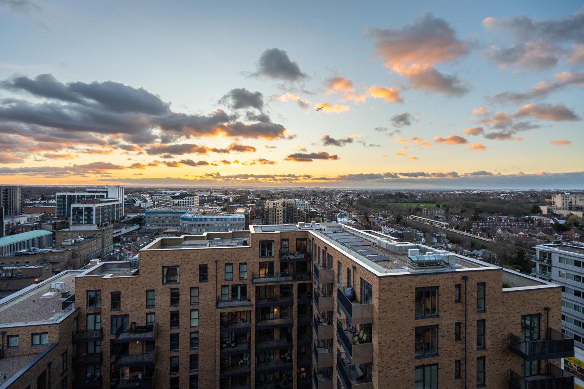 Sunset Retreat: Steps From Heathrow/Twickenham Appartement Hounslow Buitenkant foto