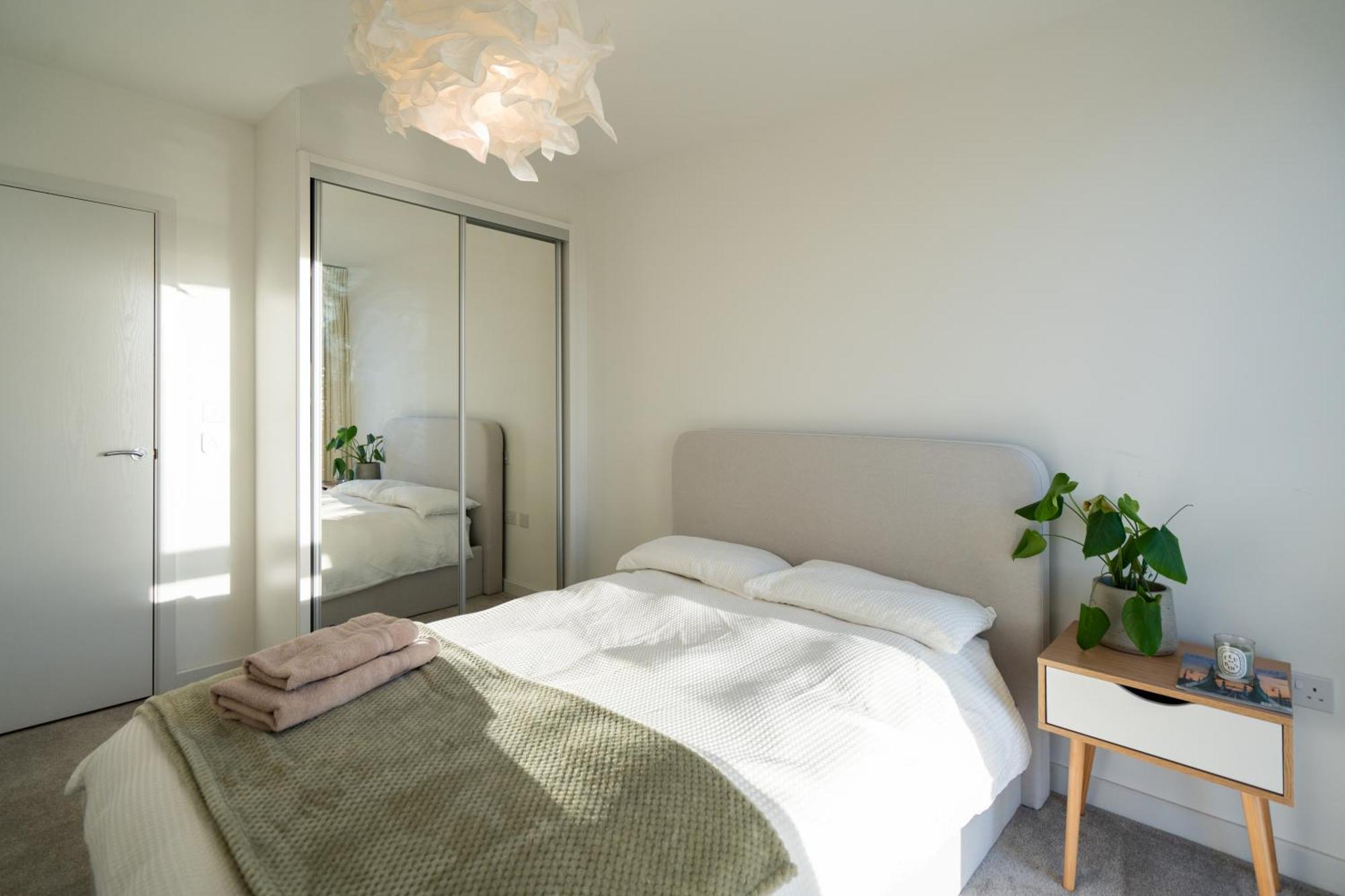 Sunset Retreat: Steps From Heathrow/Twickenham Appartement Hounslow Buitenkant foto