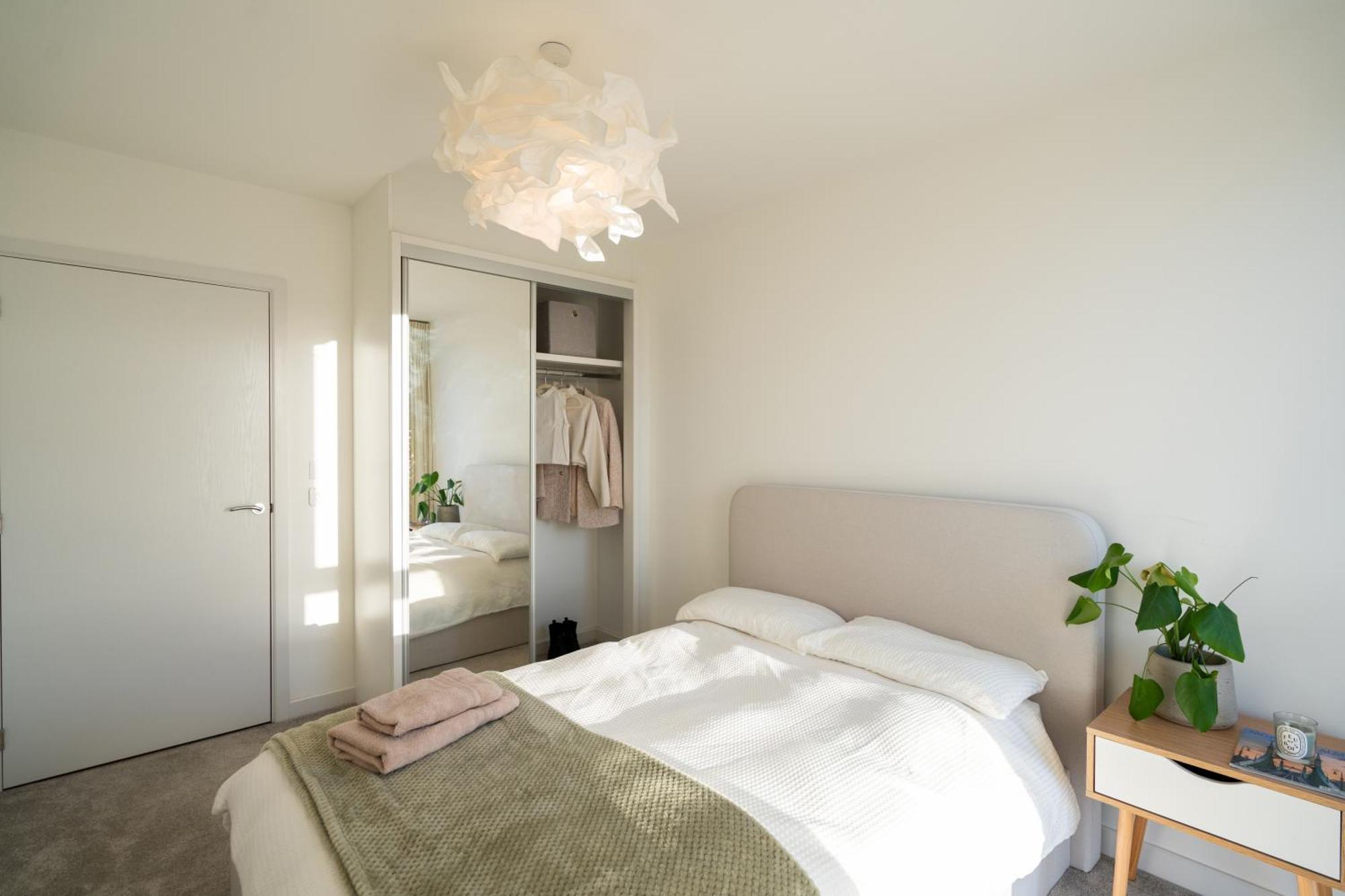 Sunset Retreat: Steps From Heathrow/Twickenham Appartement Hounslow Buitenkant foto