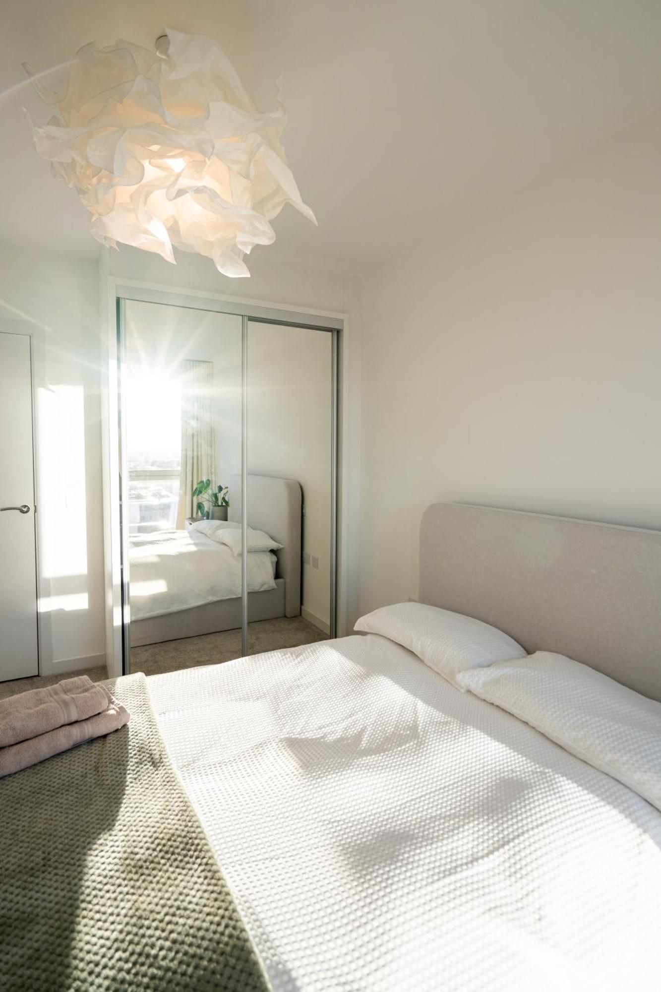 Sunset Retreat: Steps From Heathrow/Twickenham Appartement Hounslow Buitenkant foto