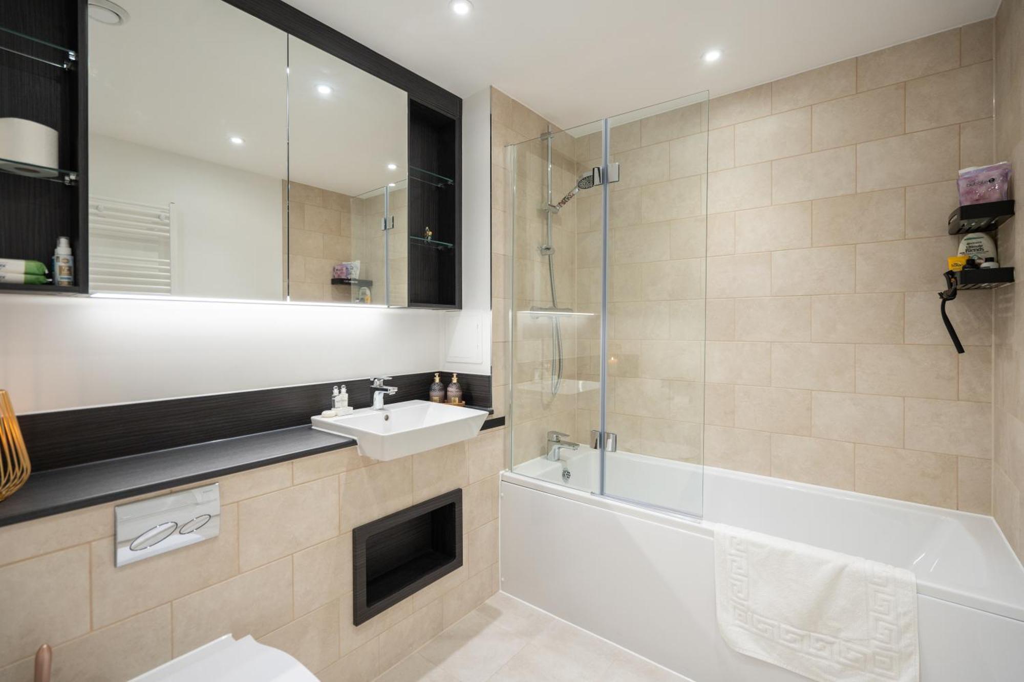 Sunset Retreat: Steps From Heathrow/Twickenham Appartement Hounslow Buitenkant foto